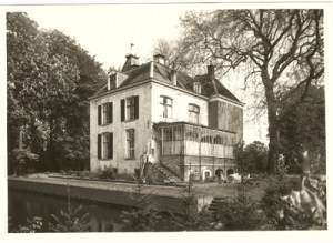 1985, de achterzijde. Het witte gedeelte is het oorspronkelijke huis uit de 16e eeuw.